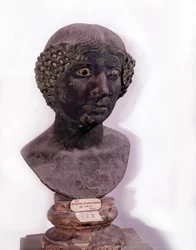Antichità romana: busto di donna romana da Pompei (I secolo d.C.)