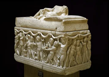 Antichità romana: sarcofago in marmo decorato con rilievi di figure di bambini (cupidi)