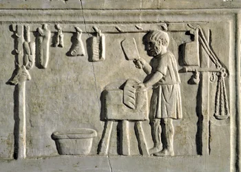 Arte romana: un macellaio nella sua bottega. Bassorilievo, civiltà romana, II secolo d.C.
