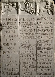 Calendario dal Campo Marzio che indica i mesi (ottobre, novembre, dicembre), i giorni con le costellazioni e i segni zodiacali (Bilancia, Scorpione, Sagittario) e i corrispondenti lavori agricoli. I secolo a.C.-I secolo d.C.