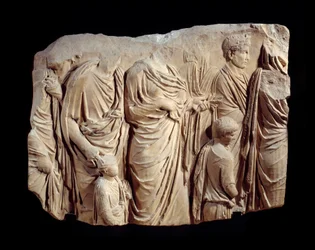 Arte romana: frammento di rilievo architettonico in marmo dalla processione dell