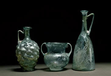 Arte romana: bottiglie e brocca in vetro. I e II secolo d.C. Museo Nacional de Arte Romano Madrid
