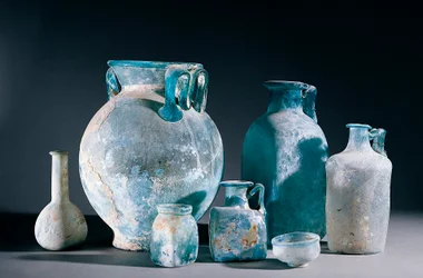 Arte romana: vasi e brocche di vetro. Da Pompei. I secolo d.C. Napoli, Museo Archeologico Nazionale