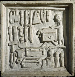 Arte romana: interno di un edificio o laboratorio con diversi strumenti. Bassorilievo. I secolo d.C. Roma, Museo della Civiltà Romana