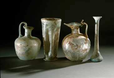 Arte romana: brocche e vasi di vetro da Pompei