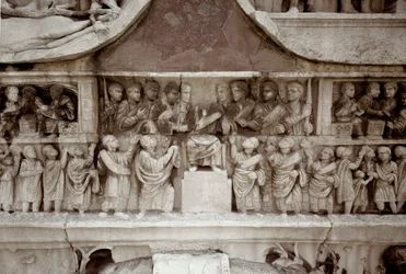 Arte Romana: bassorilievo in marmo che rappresenta la distribuzione di sussidi al popolo nel foro di Cesare. 312-315 d.C. Arco di Costantino, Roma