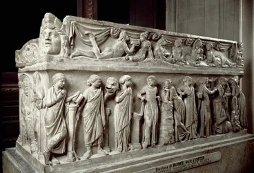 Arte romana: sarcofago in marmo decorato con bassorilievi raffiguranti le Muse e una scena di banchetto. Da Ostia. 120-130 d.C.