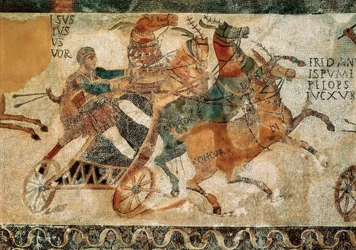 Arte romana: mosaico che rappresenta un uomo su un carro trainato da quattro cavalli (quadriga) durante una corsa in un circo
