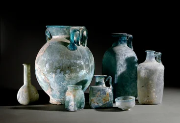 Arte romana: pentole, decanter, tazze, vasi e calici di vetro da Pompei. I secolo. Museo Archeologico Nazionale, Napoli