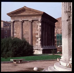 Arte romana: veduta delle rovine del Tempio di Portuno (tempio della fortuna virile), sito archeologico del Foro Boario, 70-80 d.C., Roma, Italia