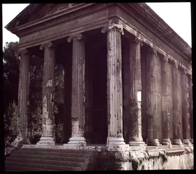 Arte romana: vista delle rovine del Tempio di Portuno, sito archeologico del Foro Boario, 70-80 d.C., Roma, Italia