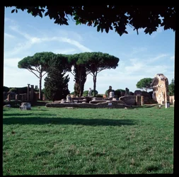 Arte romana: vista delle rovine del Tempio di Roma e Augusto, sito archeologico di Ostia