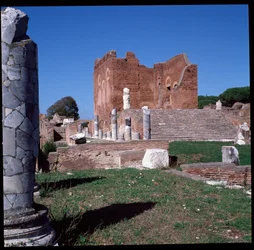 Arte romana: vista delle rovine del Campidoglio, sito archeologico di Ostia