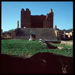 Arte romana: vista delle rovine del Campidoglio, sito archeologico di Ostia