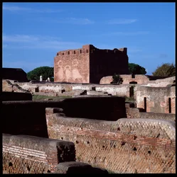 Arte romana: vista delle rovine del Campidoglio, sito archeologico di Ostia