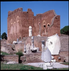 Arte romana: vista delle rovine del Campidoglio, sito archeologico di Ostia