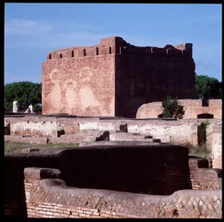 Arte romana: vista delle rovine del Campidoglio, sito archeologico di Ostia