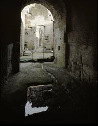 Arte romana: vista dei passaggi sotterranei del Colosseo a Roma, Italia