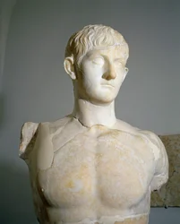 Civiltà romana, statua in marmo di Druso III, figlio di Germanico e Agrippina Maggiore da Roselle, Augusteum, regione Toscana, Italia