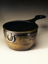 Padella con interno stagnato, dal Loch Crannog di Dowalton, Wigtownshire