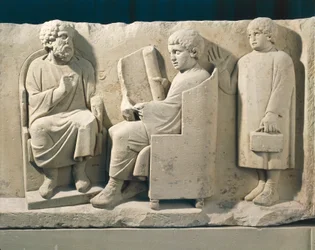 Monumento funebre in pietra con rilievo che rappresenta la scuola di Neumagen con insegnante e alunni, circa 180