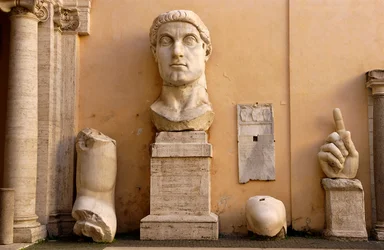Cortile del Palazzo dei Conservatori ai Musei Capitolini: frammenti della statua colossale di Costantino datata 313-324 d.C.