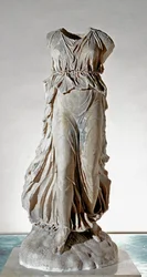 Statua in marmo bianco di Nike