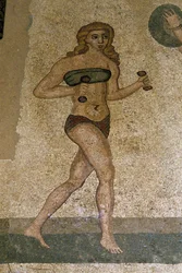 Giovani romani impegnati in esercizi fisici. Indossano un perizoma intorno ai reni e uno strophium (antenato del reggiseno) sul petto. Un pane intorno ai reni. Mosaico romano del III - IV secolo della Villa del Casale, Piazza Armerina (Sicilia)