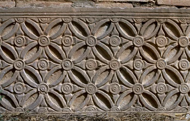 Frammento architettonico con decorazione scolpita, Alto Periodo Imperiale (27 a.C.-395 d.C.)