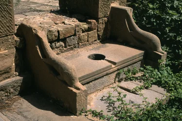 Toilette pubblica armest del delfino del foro; Alto Periodo Imperiale (27 a.C.-395 d.C.)