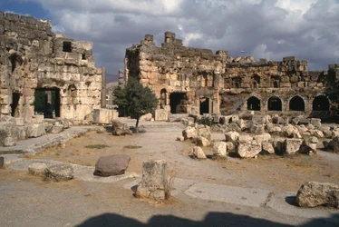 Santuario di Giove Eliopolitano, cortile esagonale, Alto Periodo Imperiale (27 a.C.-395 d.C.)
