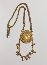 Collare con medaglione e pendente, 200-300