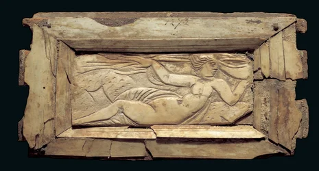 Placca incorniciata con una figura femminile, dall