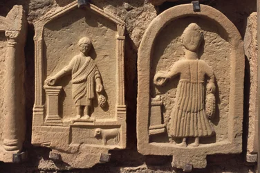 Stele che raffigurano figure umane