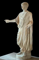 Arte romana Bambino vestito con la toga e indossando la bolla (bulla), la testa è quella di Nerone bambino