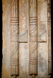 Bassorilievo raffigurante un fascio littorio del periodo imperiale romano (simbolo del potere romano). Roma, Museo Nazionale Romano. (Fascio littorio)