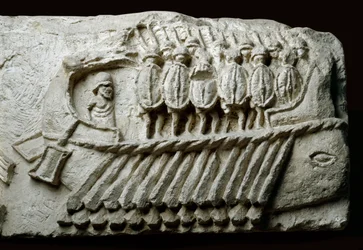 Calco di una bireme da guerra romana che trasporta soldati armati (rilievo su roccia)