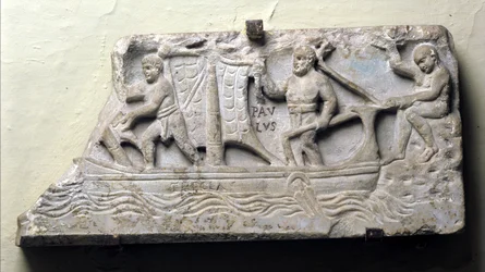 Coperchio di un sarcofago con una rappresentazione simbolica di una nave chiamata Tecla: San Paolo tiene il timone e manovra la vela