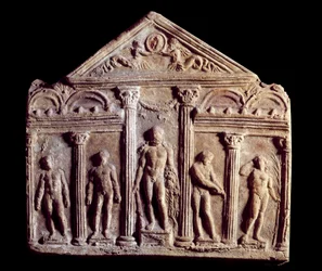 Placca decorativa in terracotta chiamata Campana che rappresenta un tempio con statue tra cui quella di Ercole al centro. Antica Roma. Parigi, Museo del Louvre