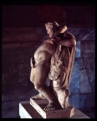 Ercole ubriaco. Scultura della Casa dei Cervi, V secolo a.C.-I secolo d.C.