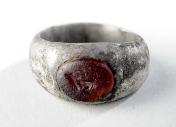 Anello con intaglio (argento)