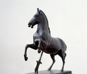 Cavallo al galoppo (scultura in bronzo da un originale greco del IV secolo a.C.)
