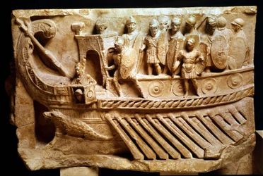 Basso rilievo romano che raffigura una bireme. Si può vedere un coccodrillo sotto la prua. Vaticano, città del Vaticano, monumenti, musei e gallerie pontificie.