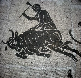 Mosaico raffigurante una scena di macellazione di un toro trovato a Ostia (vicino a Roma). Attualmente conservato nell