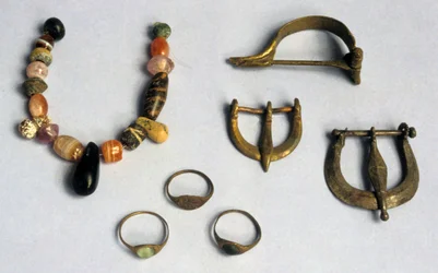 Anelli, fibbie e fibule, Masada (tecnica mista)