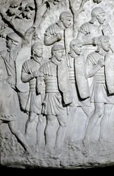 Arte romana: legionari romani pronti per la battaglia. Stampo del 1862 che riproduce i bassorilievi della colonna di Traiano a Roma costruita durante il regno dell