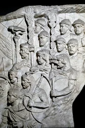 Arte romana: guerrieri che portano il Vessillo (stendardi romani). Stampo del 1862 che riproduce i bassorilievi della colonna di Traiano (Colonna Traiana) a Roma costruita durante il regno dell