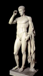 Arte romana: scultura in marmo di Marco Claudio Marcello (42-23 a.C.), nipote di Augusto, realizzata da Cleomene Ateniese, circa 20 a.C., dimensioni 190 cm - Parigi, Musée du Louvre - statua funeraria onoraria di Marcello (42-23 a.C.), nipote e primo