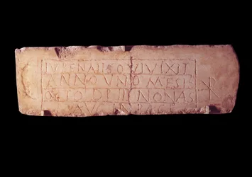 Antichità romana: placca di loculo chiamata Jubenalis, epitaffio di un bambino morto