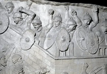 Arte romana: soldati romani in difesa di una roccaforte. Calco del 1862 che riproduce i bassorilievi della Colonna Traiana a Roma